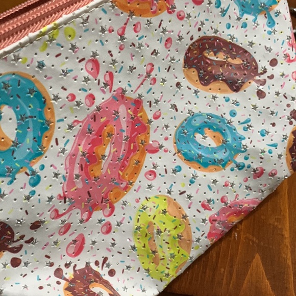 IM❤️Accessories- Sparkly Doughnut Make Up Bag with Keychain - Picture 5 of 7